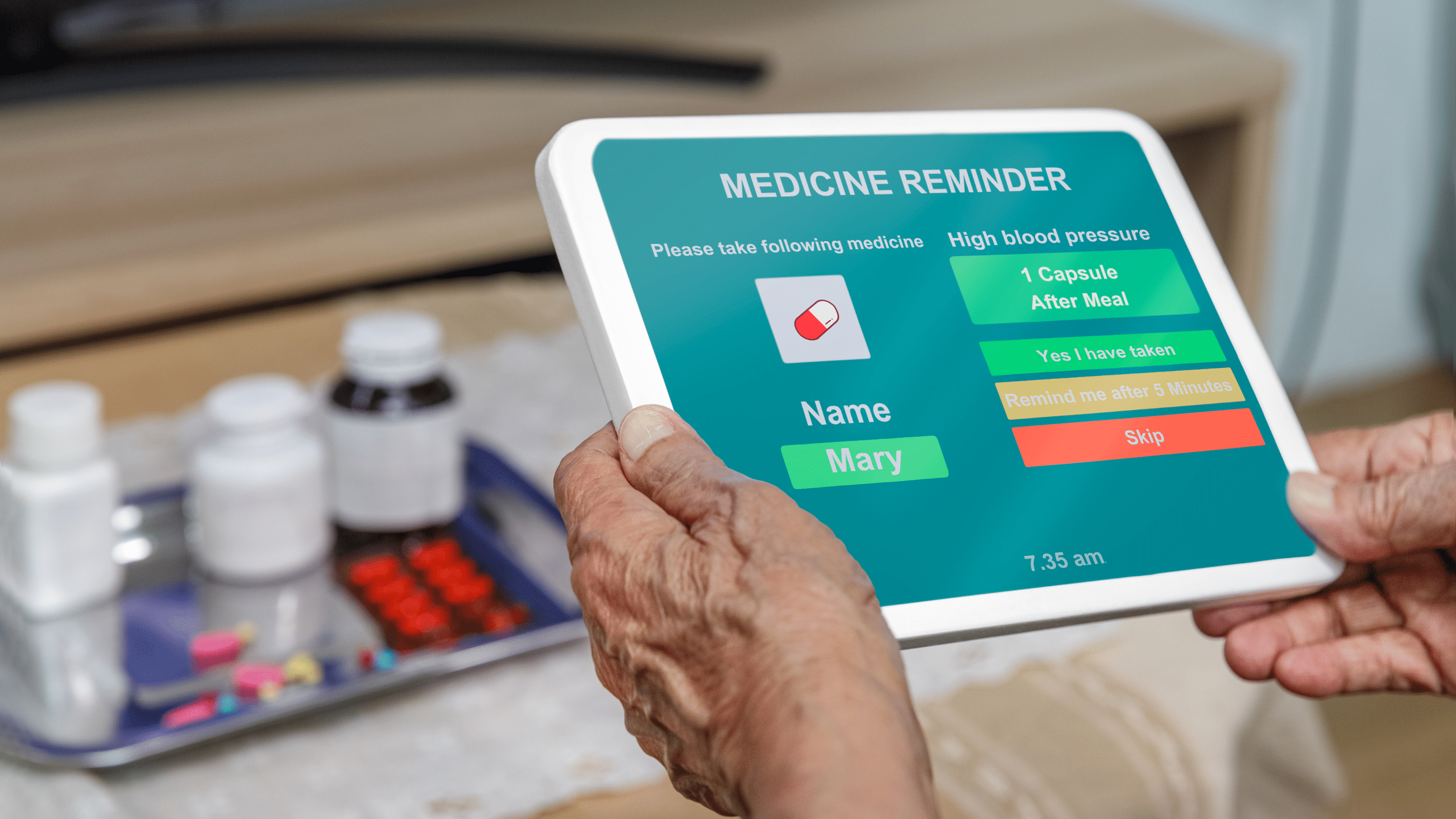 Slimme medicijndispensers Komt het weleens voor dat u vergeet om uw medicijnen in te nemen? Dankzij een slimme medicijndispenser kunt u toch zelfstandig op het juiste moment uw medicijnen innemen. Op deze manier hoeft er niet steeds iemand langs te komen. De dispenser registreert wanneer de medicijnen zijn gepakt en deelt deze informatie met de thuiszorg. Vaak is er een bijbehorende app of portal die laat zien of de geplande medicatie is afgenomen. Oftewel: u vergeet nooit meer uw medicijnen. 