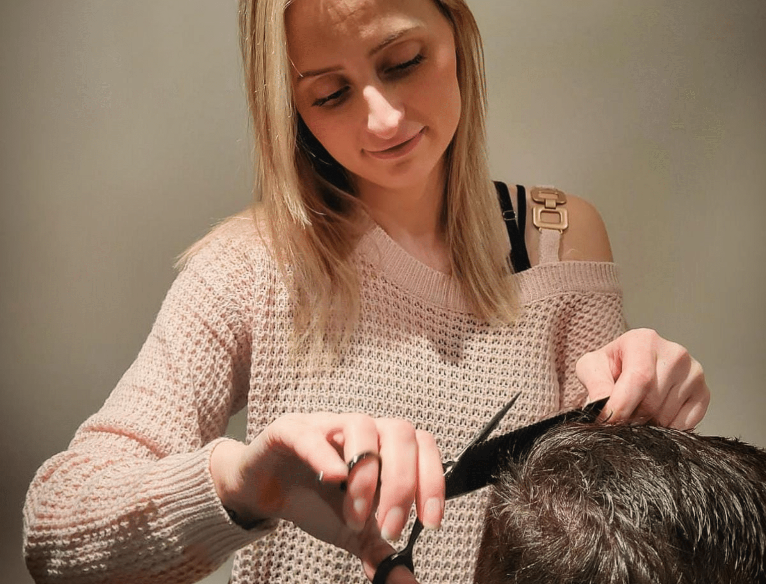 Thuiskapster Amazing hair aan het werk met een knipbeurt.